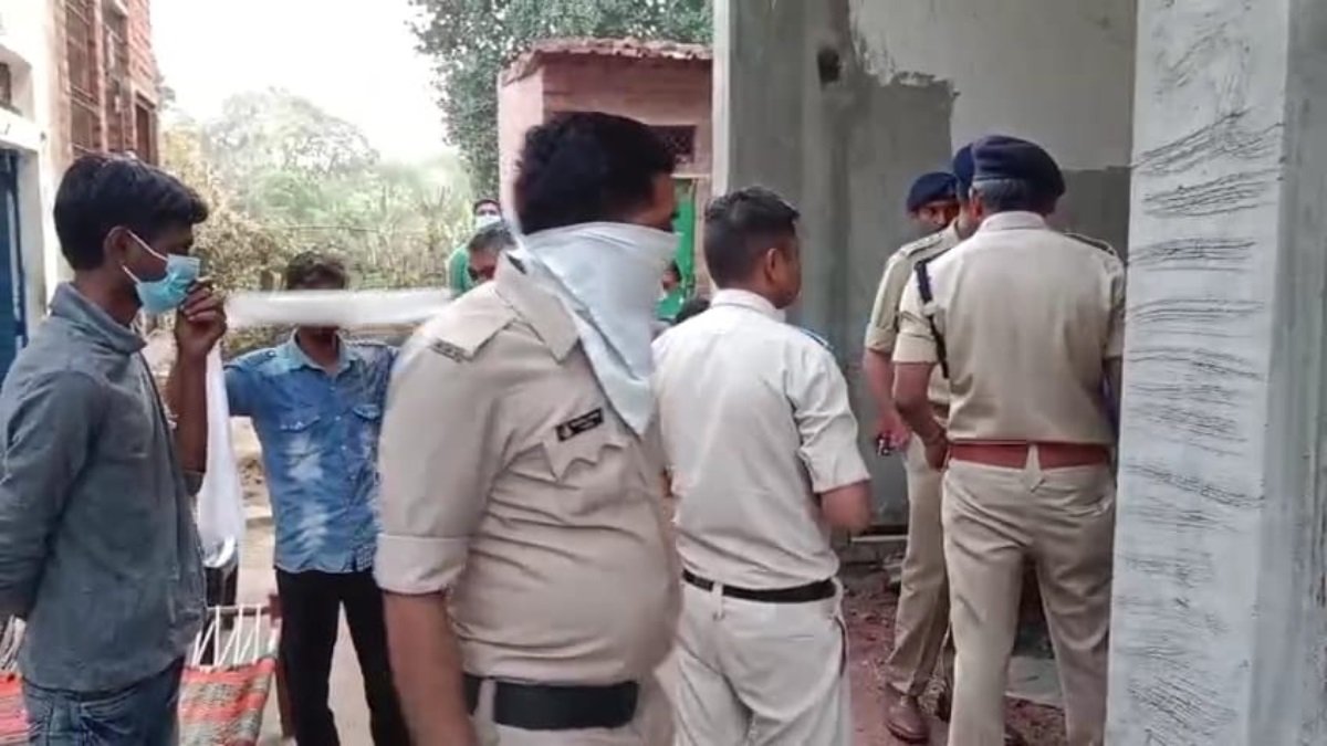 Crime News: बाबा ने नातिन के प्यार में पहरा लगाया तो खानें में जहर मिलाकर उतारा मौत के घाट