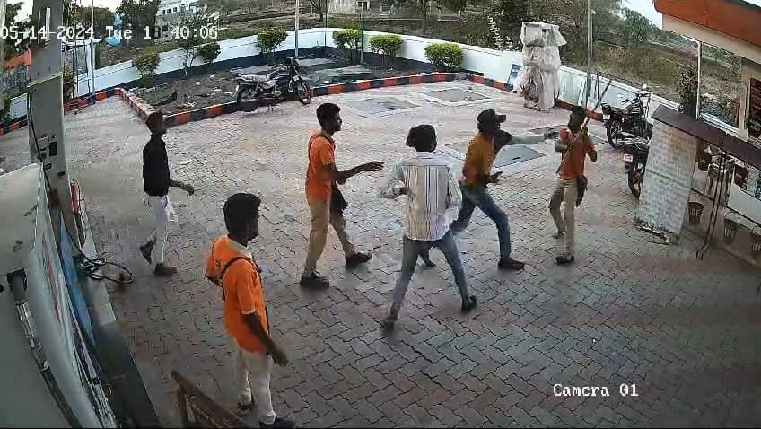 Live CCTV : पेट्रोल पंप में बाइक सवार ने मचाया बवाल कर्मचारियों दौड़ा दौड़ा कर मारा