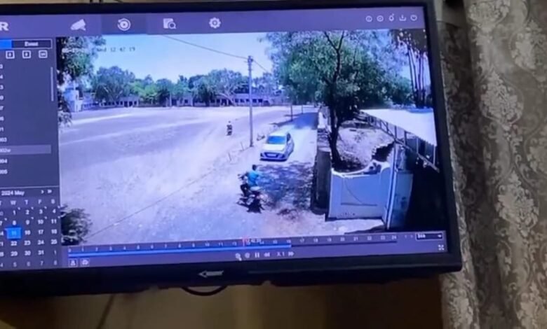 Live Accident: कार से टकराकर हवा में उछल गया बाइक सवार लाइव CCTV आया सामने