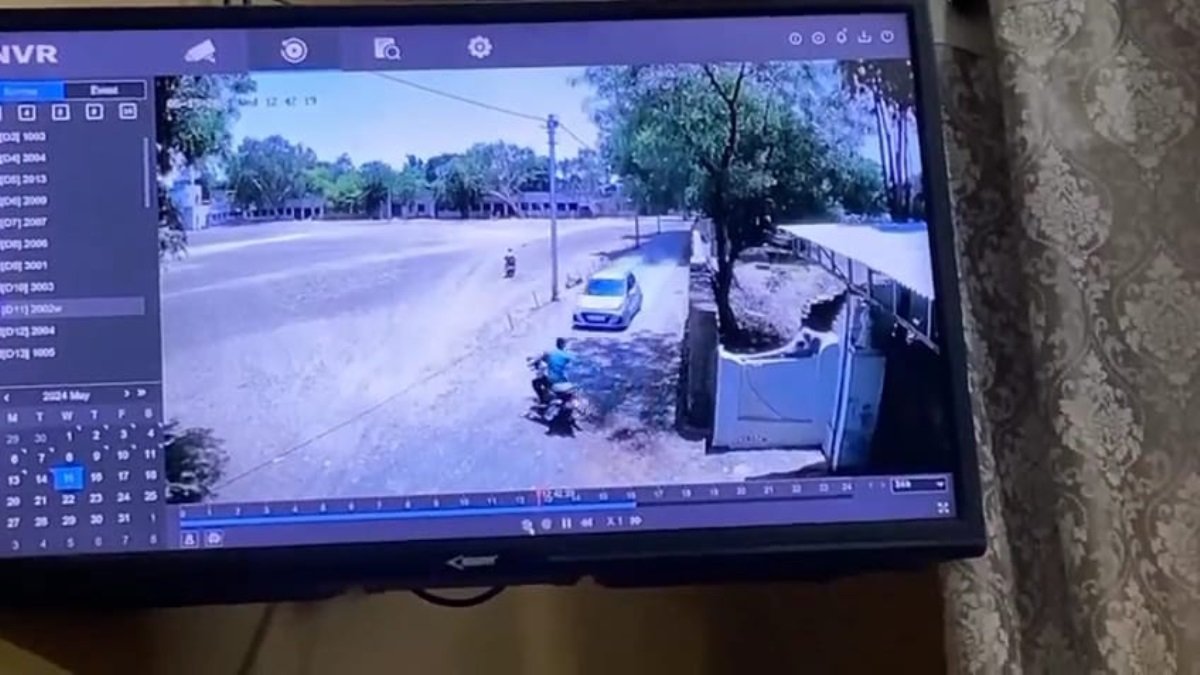 Live Accident: कार से टकराकर हवा में उछल गया बाइक सवार लाइव CCTV आया सामने