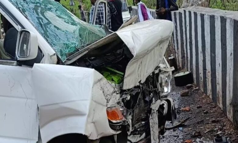 Accident डिवाइडर से टकराकर टवेरा पलटी तीन की मौत 9 घायल मुंडन संस्कार मातम में बदला