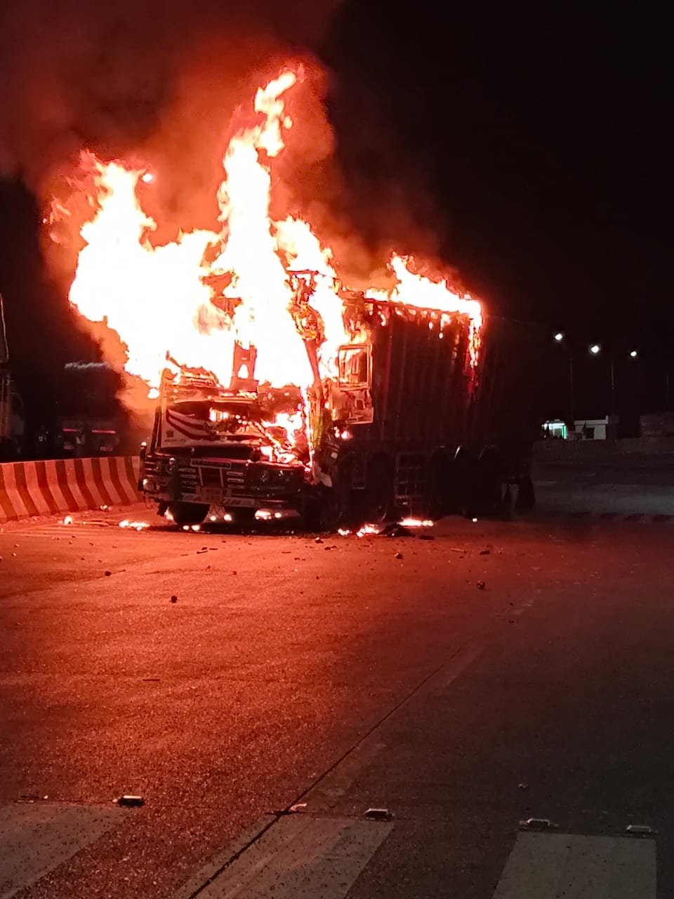 गेहूं से भरे ट्रक में लगी भीषण आग वाहन जलकर हुआ खाक ड्राइवर कूदकर बचाई जान