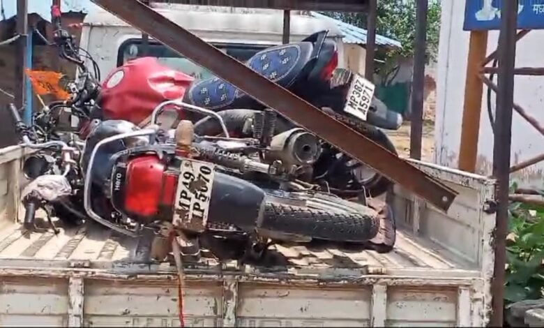 Accident दो बाईकों आमने सामने भिड़ंत 4 की मौत 1 गंभीर